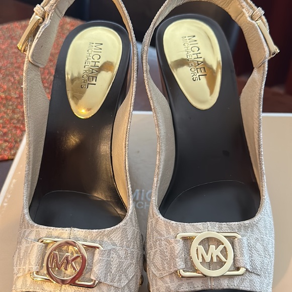 MICHAEL Kors Charm Sling Platform-color is vanilla ****NEW IN BOX*** not NWT - Picture 3 of 3